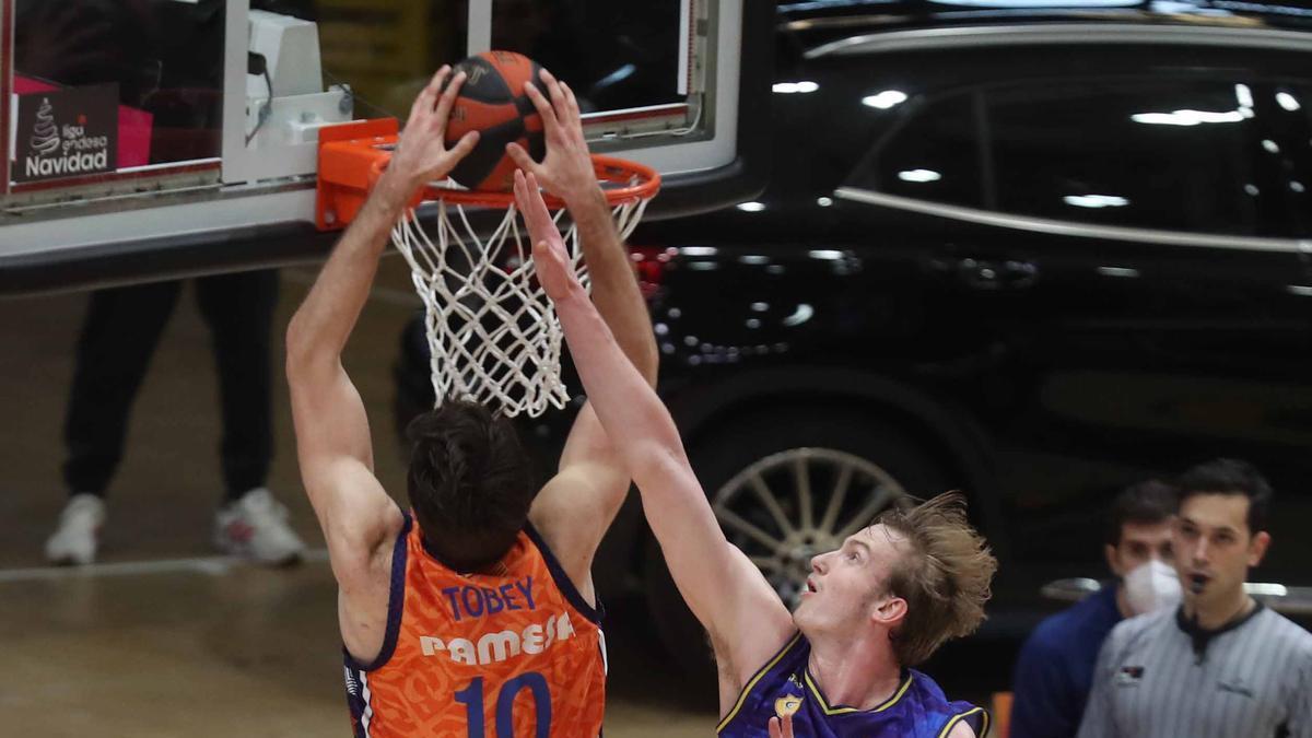Mike Tobey machaca a canasta en el partido disputado ante Gran Canaria en 2021 Valencia Basket