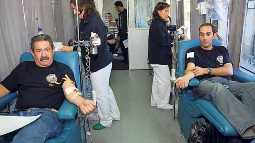 Dos motociclistas donan sangre en el autobús del Centro de Transfusión de Galicia.  // Rafa Vázquez