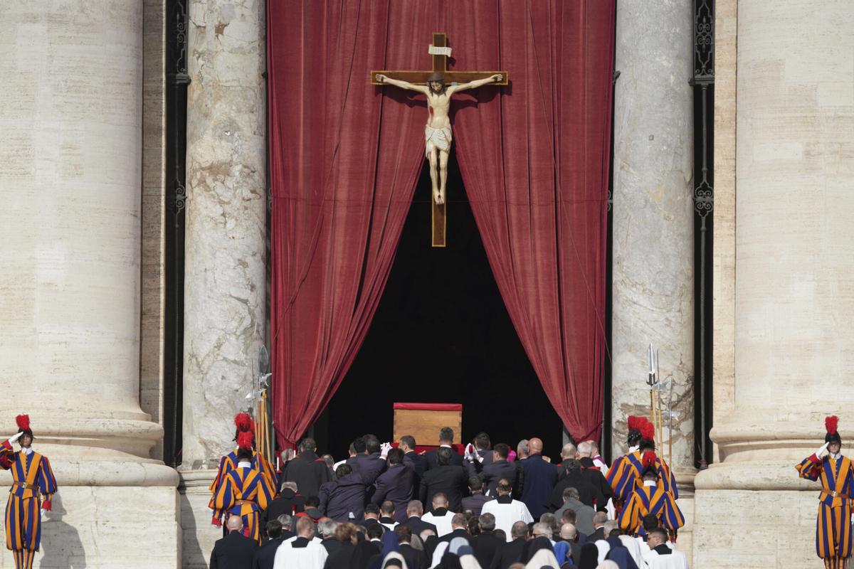 El trasllat del fèretre del papa Francesc a la basílica de Sant Pere, en imatges