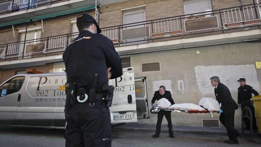 Momento en que sacan del inmueble el cadáver de la mujer asesinada en Madrid.