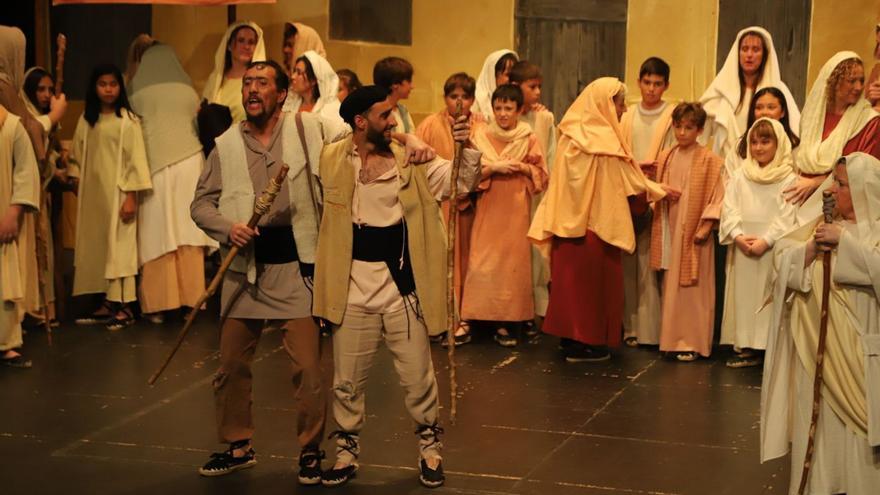 El Teatre de Roses va acollir diumenge passat la primera representació d’&quot;Els Pastorets d’Olot&quot;. | ARTURO LÓPEZ