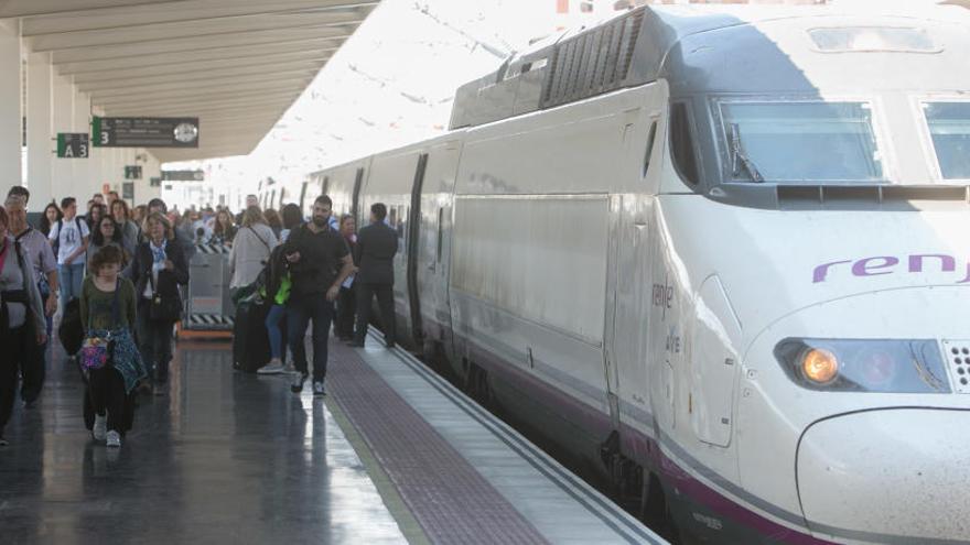 Un AVE en la estación de Alicante