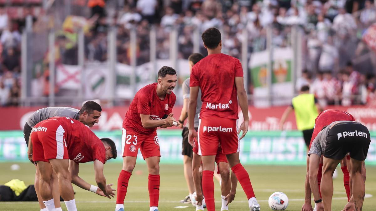 El Girona FC, en el calentamiento previo al partido ante el Elche.