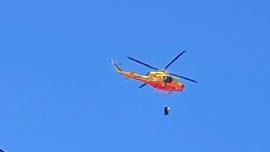 Un helicóptero participa en un rescate en la montaña de Cullera