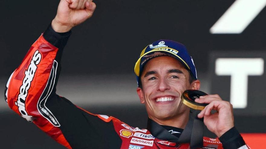 Márquez da una lección magistral a Bezzecchi en su propia casa