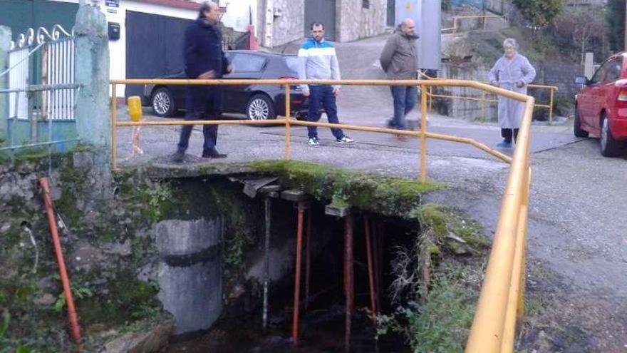 El puente sobre el río Fondón con los puntales que lo sustentan. // FdV