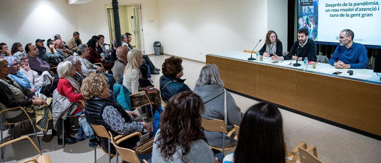 Participants a l’acte; a la taula, Coll, Sobrerroca i Salas, ahir