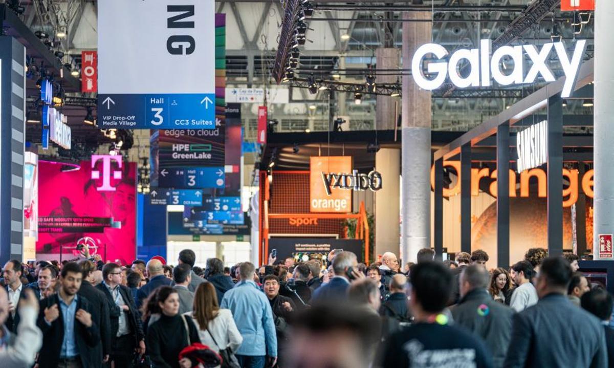 Riuades de gent al Hall 3 del Mobile World Congress, on exposen marques com Samsung, Orange o T-Mobile