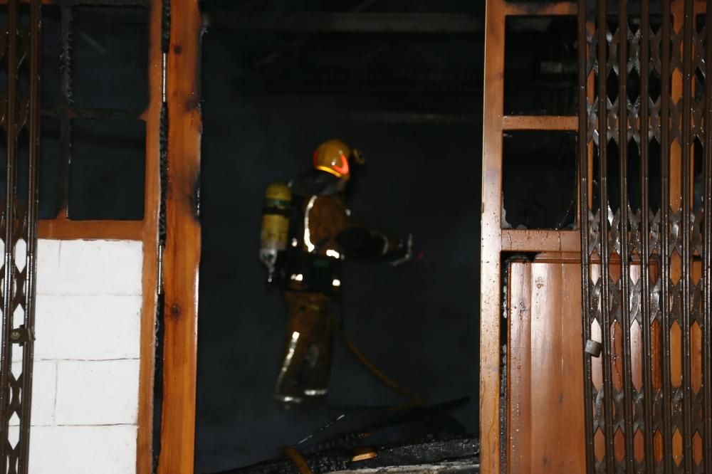 Los bomberos de Torrevieja y Almoradí han podido sofocar las llamas en el incendio de una pizzería en Torrevieja