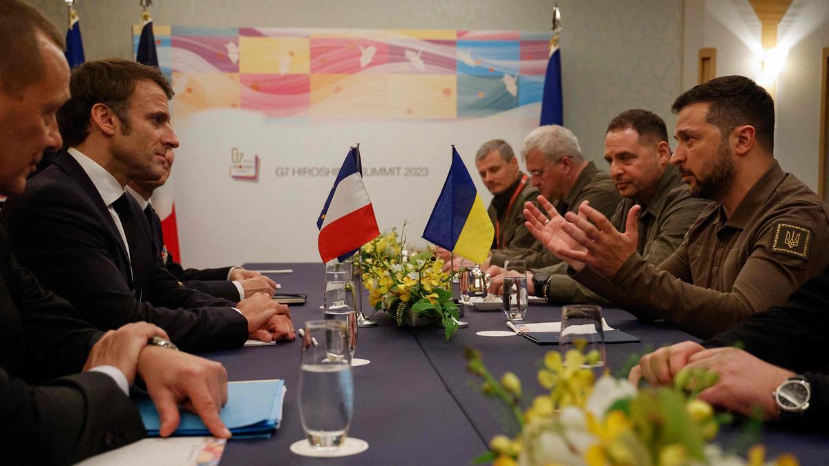 El presidente de Ucrania, Volodymyr Zelensky reunido con el presidente de Francia, Emmanuel Macron durante una el encuentro bilateral al margen de la Cumbre de Líderes del G7 en Hiroshima.  