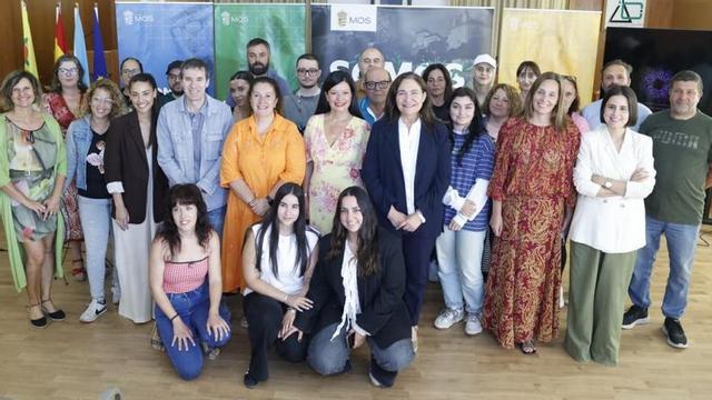 Loureiro, Arévalo y Ortiz con el alumnado-trabajador del obradoiro. | D.P.