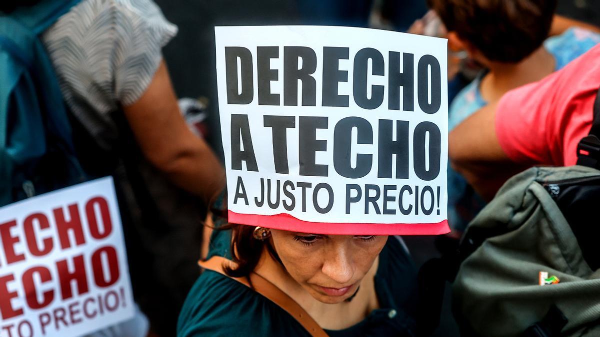 Asistente a una de las manifestaciones contra los elevados precios de la vivienda.