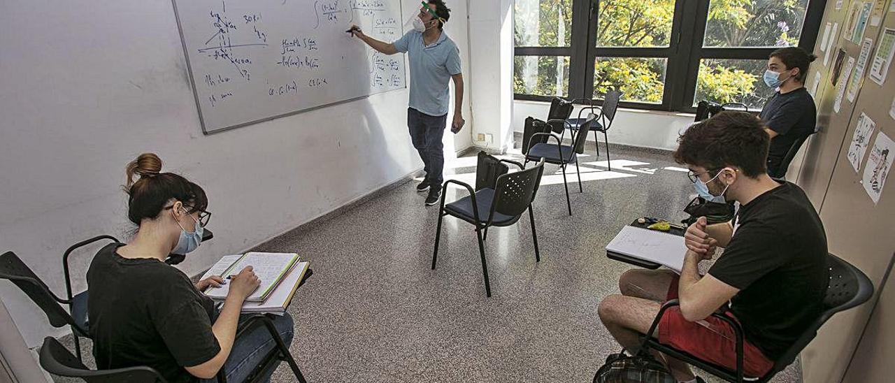 Alumnos de segundo de Bachillerato refuerzan contenidos en la academia Co2 de Alicante.