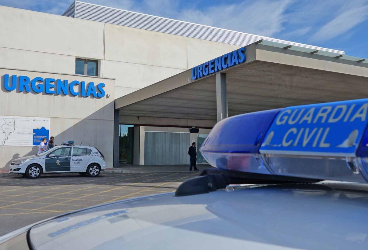 Presencia de Guardia Civil en el acceso de Urgencias del Hospital Universitario, en una imagen de archivo