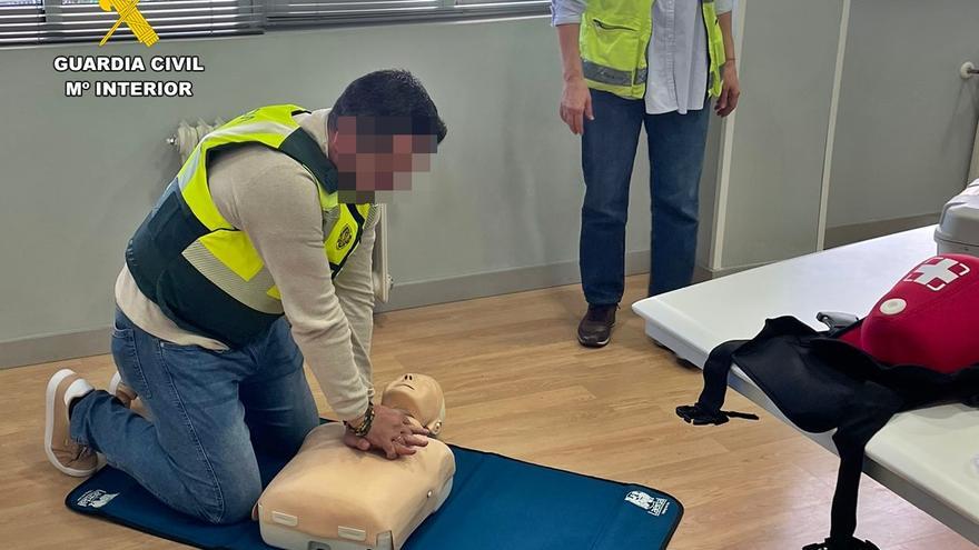 La Guardia Civil de Badajoz se instruye para actuar ante un caso de parada cardiorrespiratoria