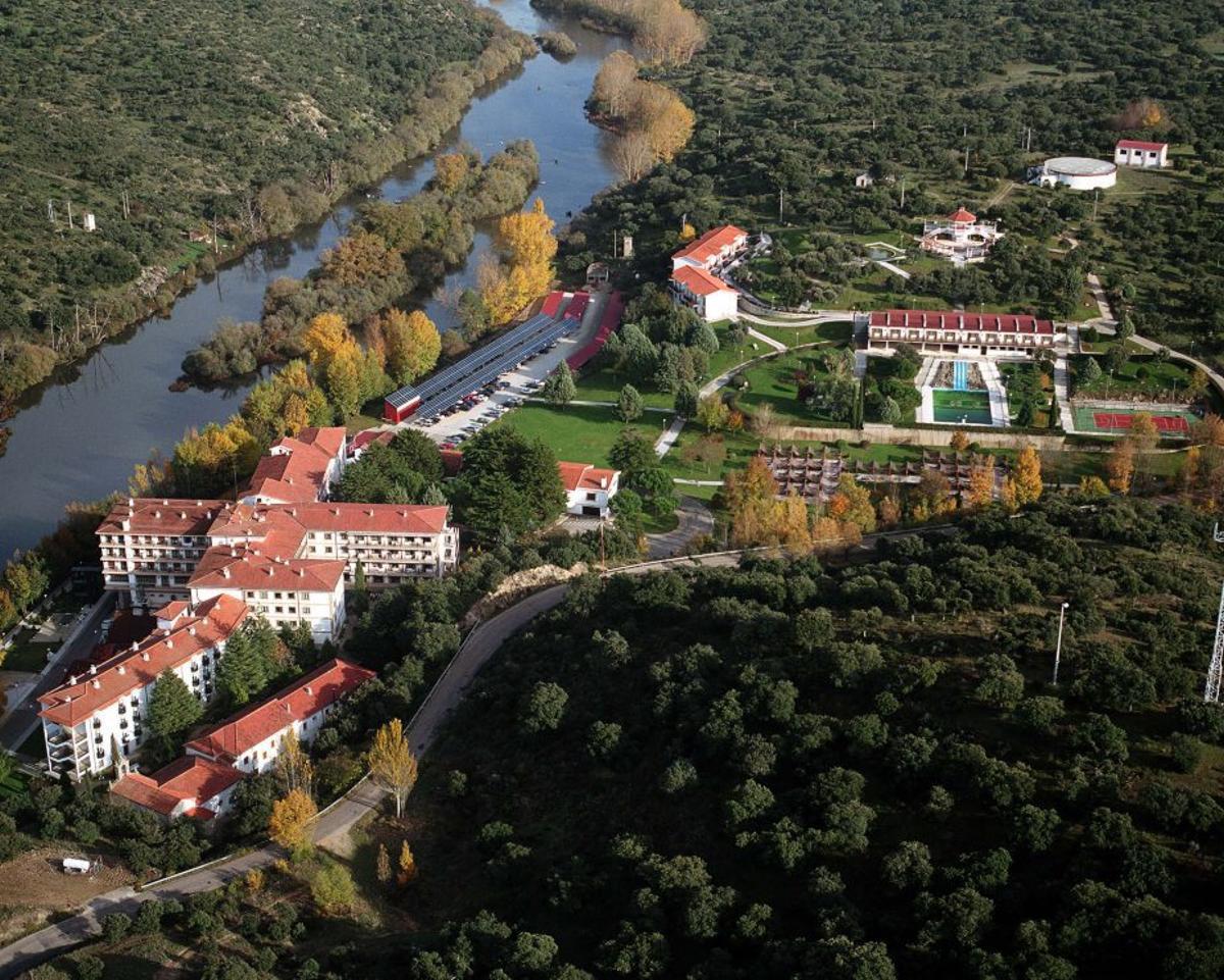 Arriba, la villa termal del Balneario de Ledesma. A la izquierda, tratamiento de parafangos e inhalaciones. | |  CEDIDAS A LNE
