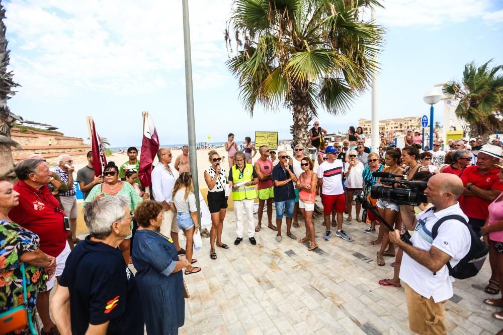 Manifestación en Orihuela Costa por su abandono