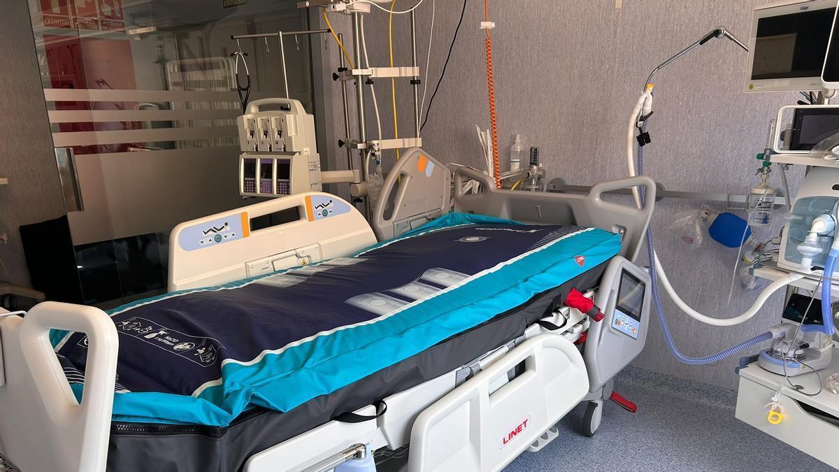Las nuevas camas de la UCI del Hospital Comarcal de Vinaròs incorporan tecnología avanzada para mejorar la seguridad del paciente.