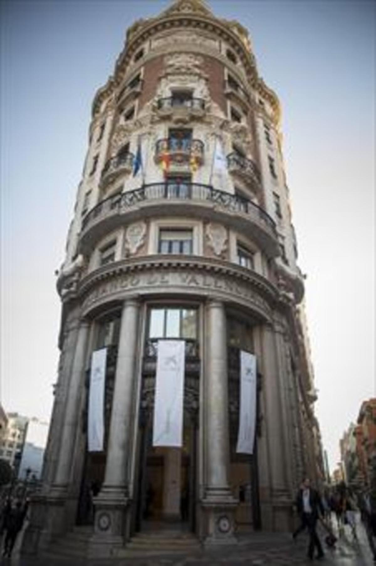 Las banderas europea, española,valenciana y de CaixaBank, ayer, en lanueva sede central de la entidad, en València.