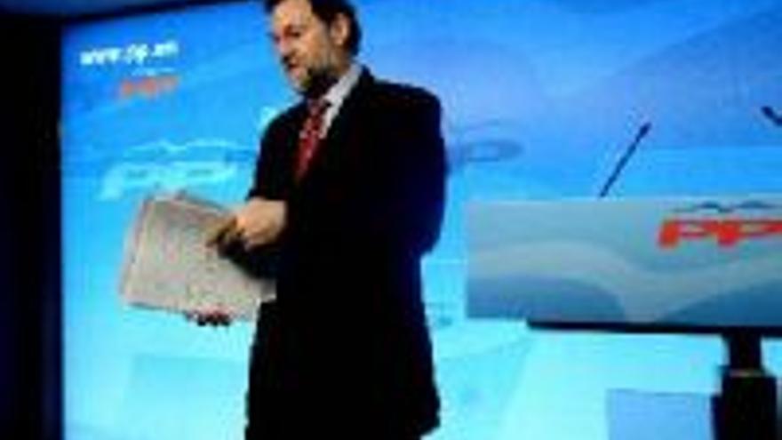 Rajoy pide a Zapatero que corrija su política sobre el terrorismo