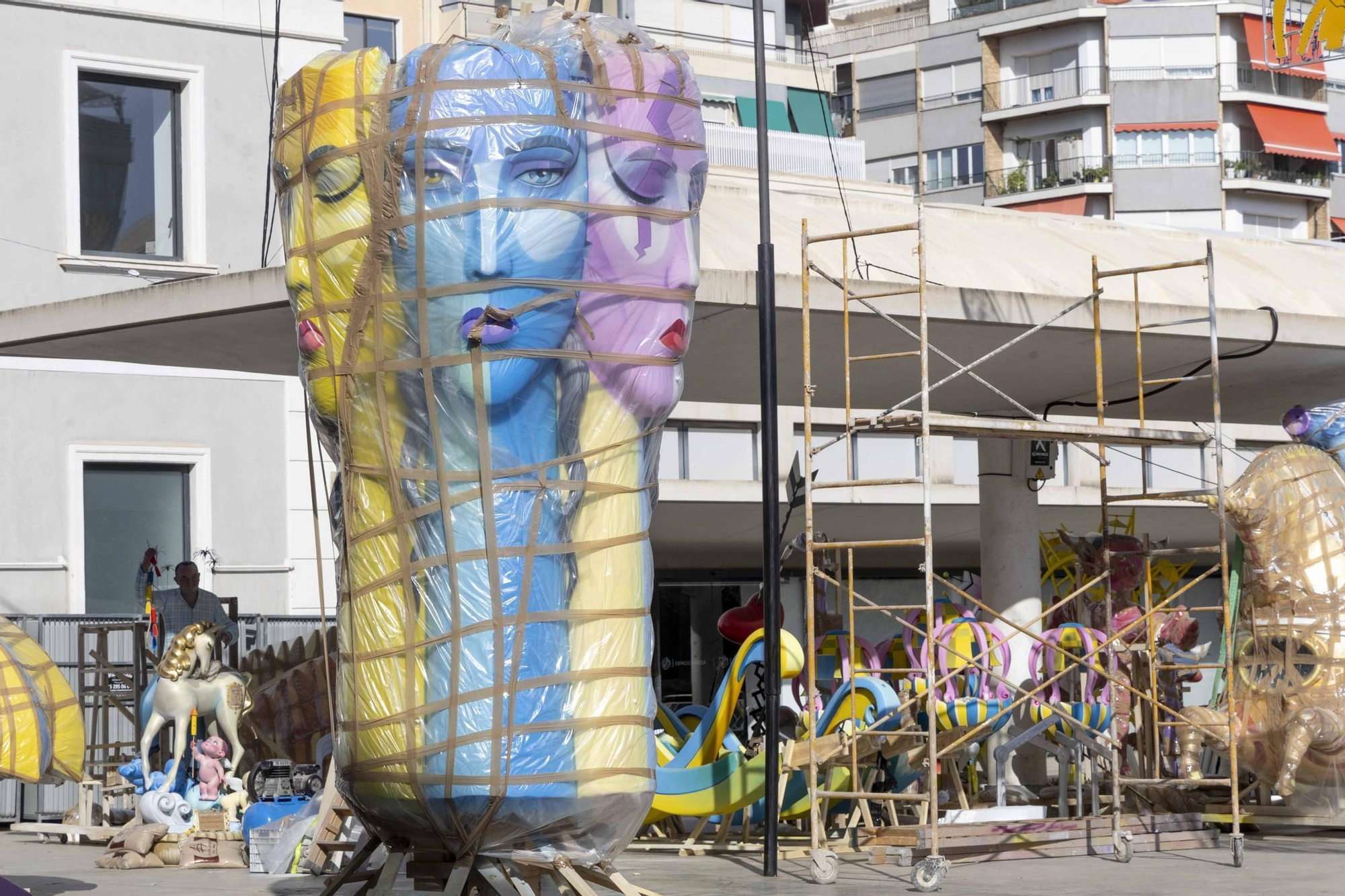 Las hogueras de Especial arrancan su plantà en Alicante