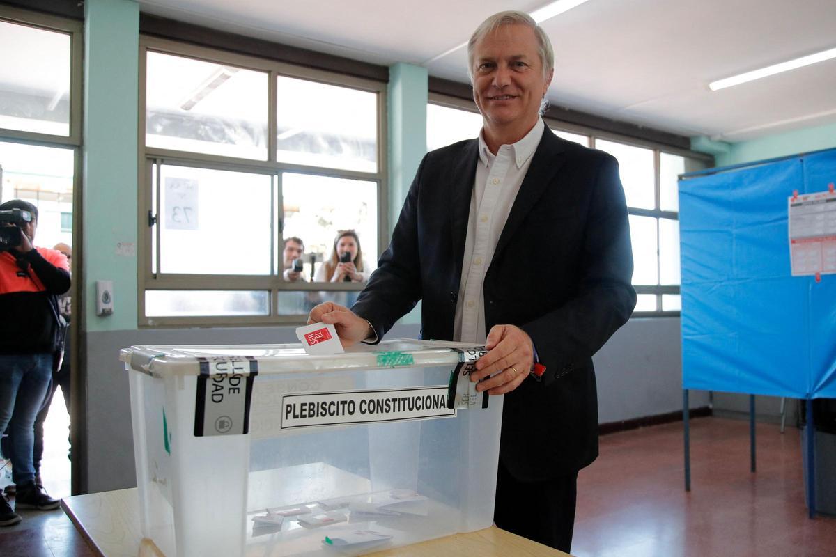 El candidato presidencial del ala derecha del Partido Republicano chileno, Jose Antonio Kast, durante la votación del referendum constitucional.