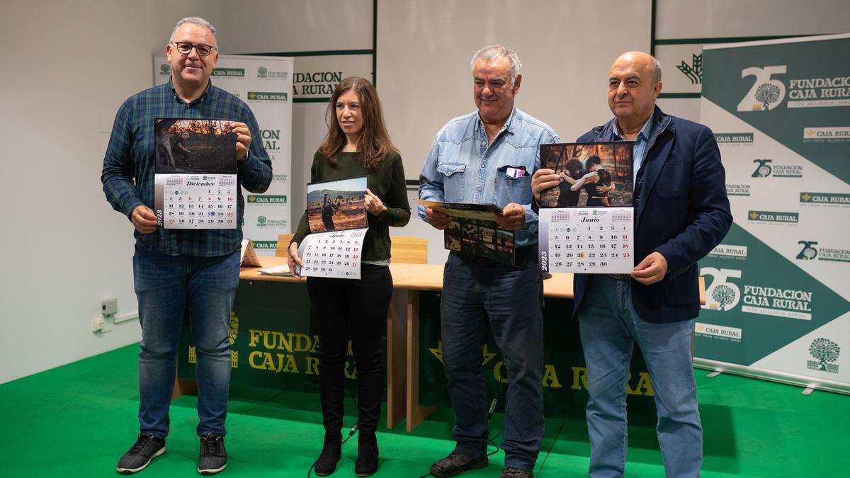 Jesús María Prada, Susana Cabana, José Almeida y Feliciano Ferrero muestran algunas de las imágenes del calendario.