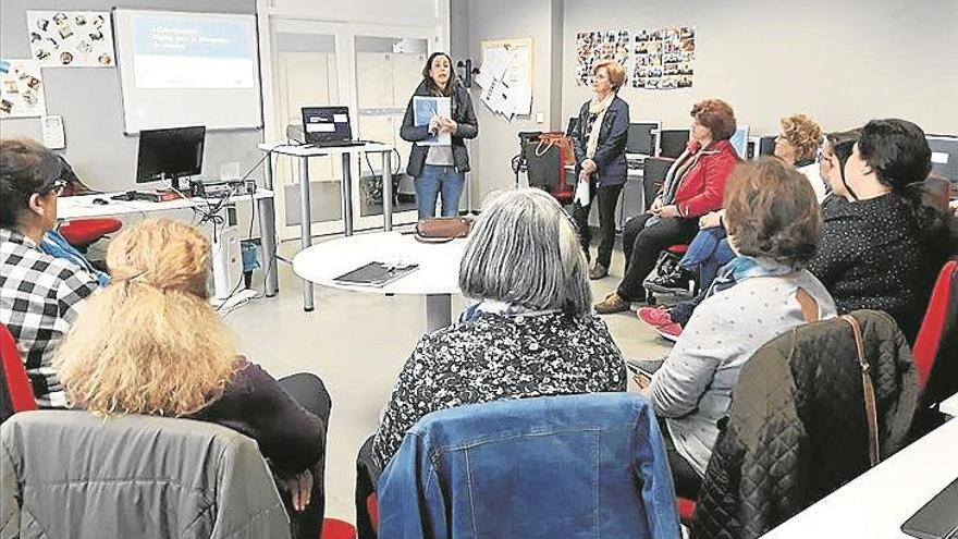 Celebran en Villa del Río un taller de alfabetización digital para los vecinos