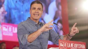 El presidente del gobierno de España y secretario general del PSOE, Pedro Sánchez, durante el acto público en la caseta municipal de Dos Hermanas, a 18 de junio de 2023 en Sevilla (Andalucía, España). El presidente del gobierno de España y secretario gene