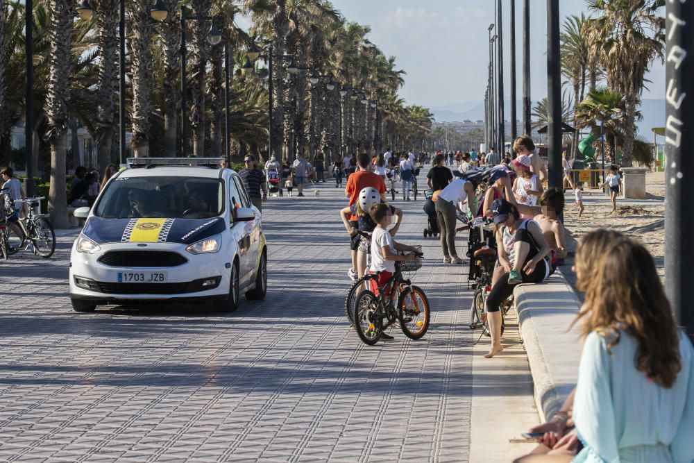 Playas y terrazas llenas en València en los primeros días de la fase 1