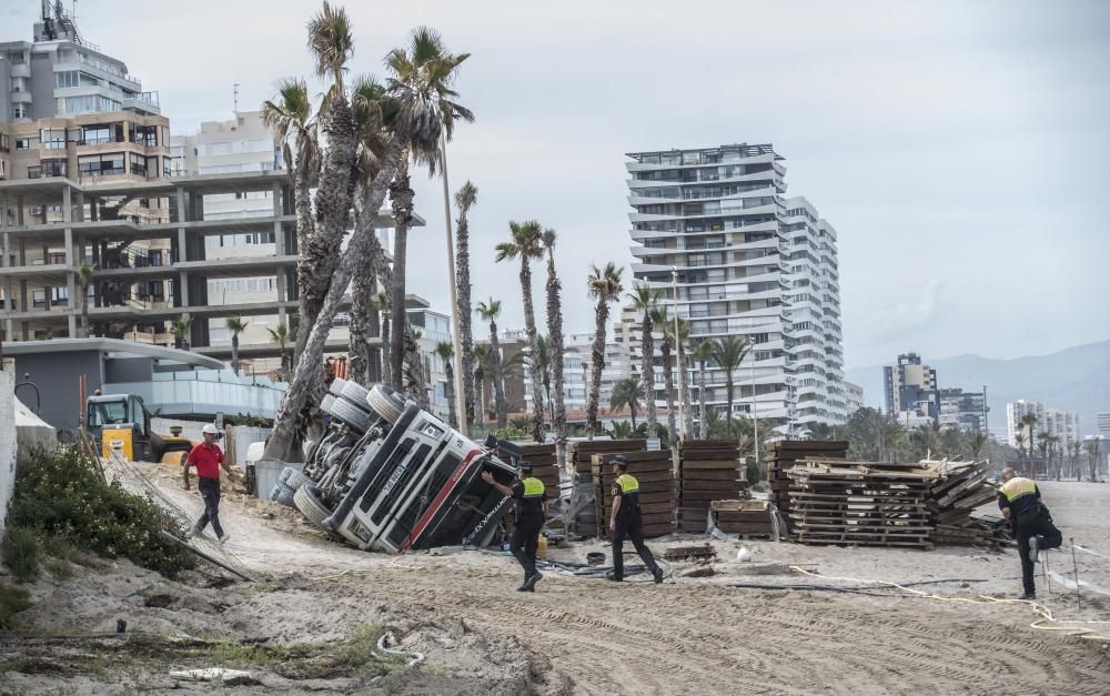 Los Bomberos y la Policía Local han intervenido para sellar una fuga de combustible del vehículo accidentado