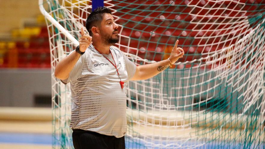 Josan González, entrenador del Córdoba Futsal Patrimonio de la Humanidad, en el Palacio de Deportes Vista Alegre de Córdoba.