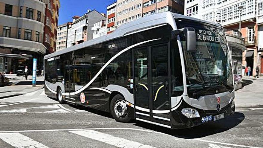 El bus híbrido de Mercedes-Benz, en pruebas ayer en la plaza de España.