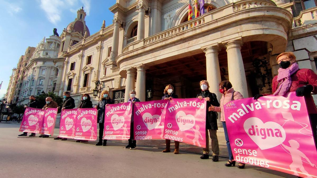 Los representantes de la AVV Amics de la Malva se han concentrado ante el edificio consistorial.