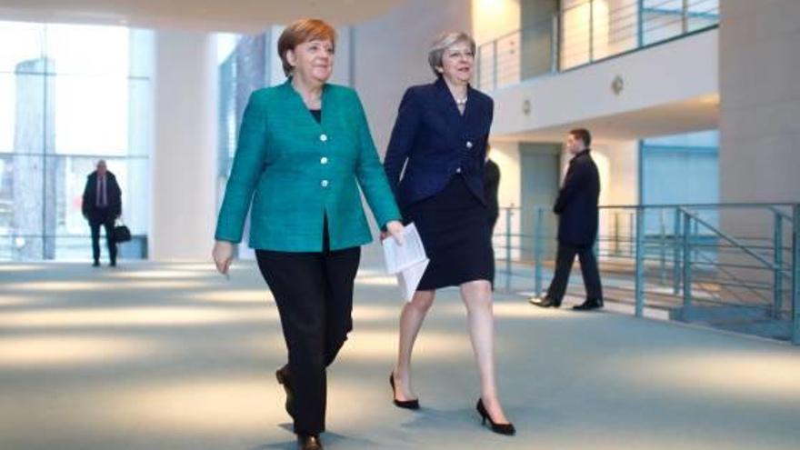 Merkel i May, dirigint-se a fer la roda de premsa després de la seva reunió.