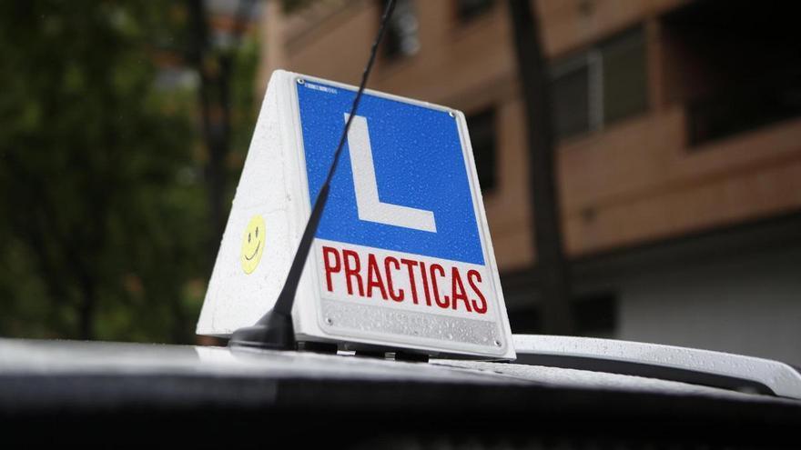 Una alumna de autoescuela denuncia el colapso: "Nunca llega el momento; cinco meses es demasiado tiempo"