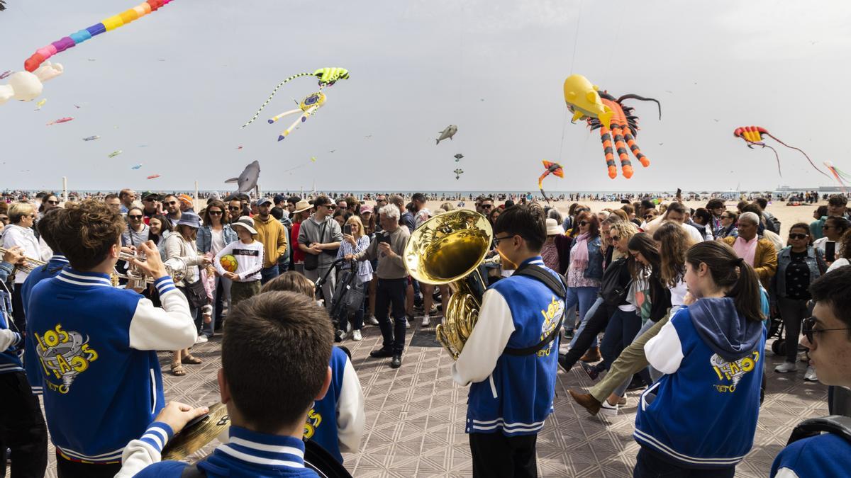 Valencia. El Festival de Cometas de Valencia abarrota la playa de la Malvarrosa / Las Arenas el lunes de Pascua
