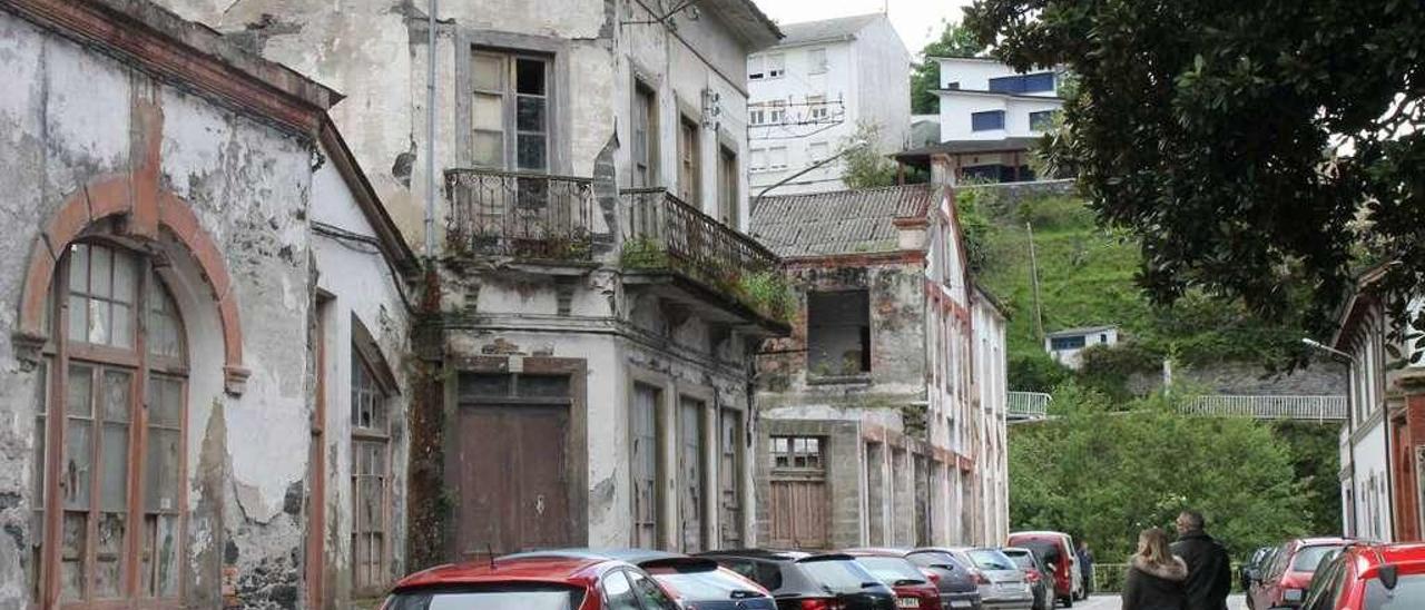 A la izquierda, el edificio de la antigua imprenta de Luarca.