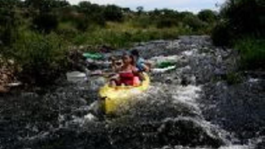 Cien piragüistas participan en el tercer descenso del río Erjas