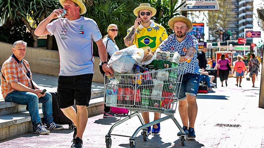 Un grupo de extranjeros cargados de bebidas alcohólicas por las calles de Benidorm.