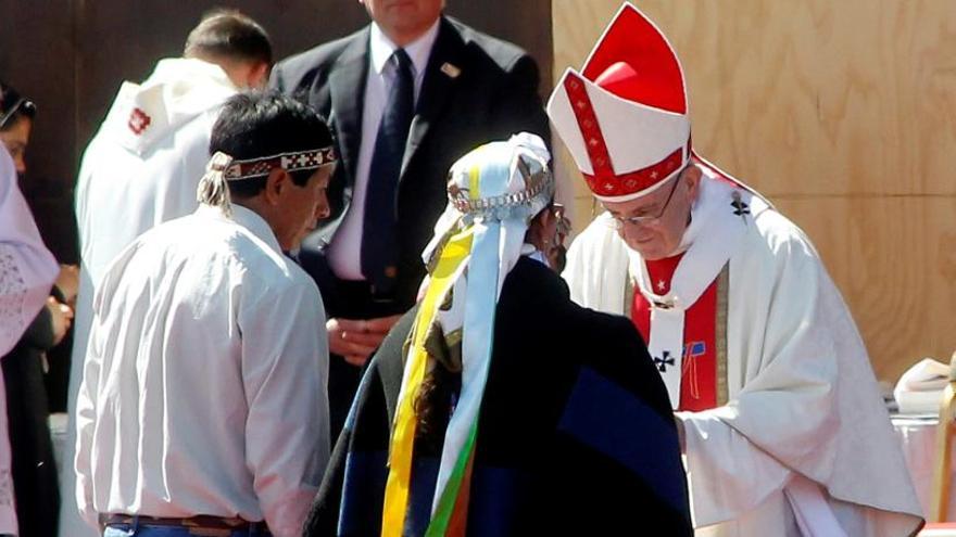 Francisco, con dos personas de etnia mapuche, durante la misa.