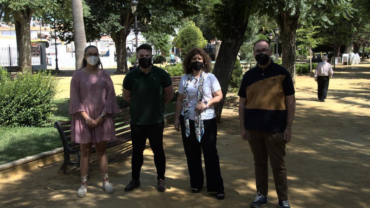 Las autoridades durante su visita al Jardín Municipal de Benamejí.