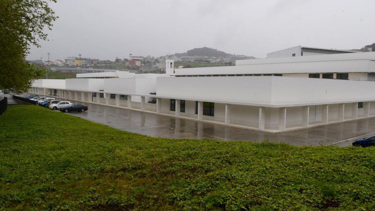 Vista del centro de Padre Rubinos en la ronda de Outeiro.   | // CARLOS PARDELLAS