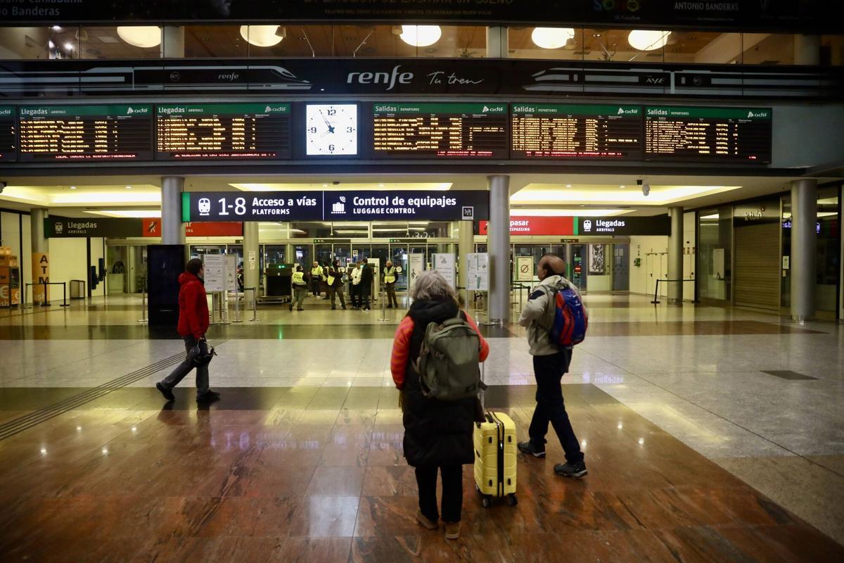 MLG 19-01-2026.-Varias personas se acercan a la estación María Zambrano, Vialia para pedir información de la salida de sus trenes, donde en el día de hoy se ha cortado todas salidas de trenes hacia Madrid por el accidente de Adalia del día de ayer