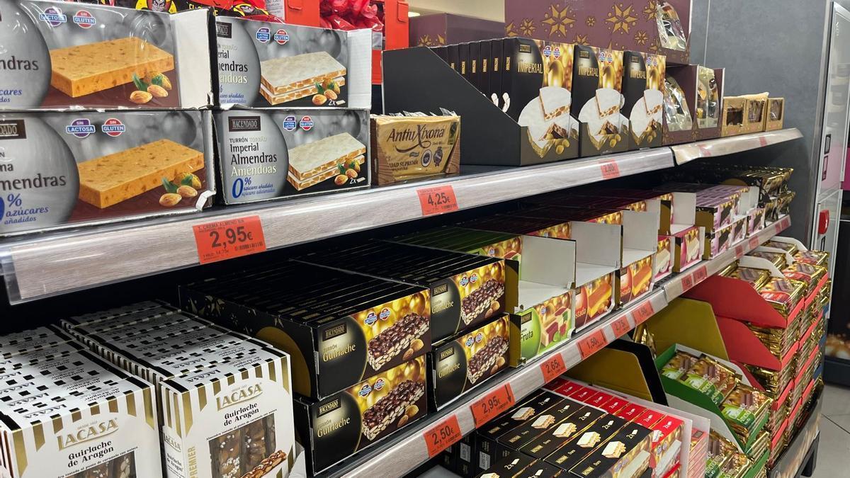 Estantes de turrón en un supermercado de Zaragoza.