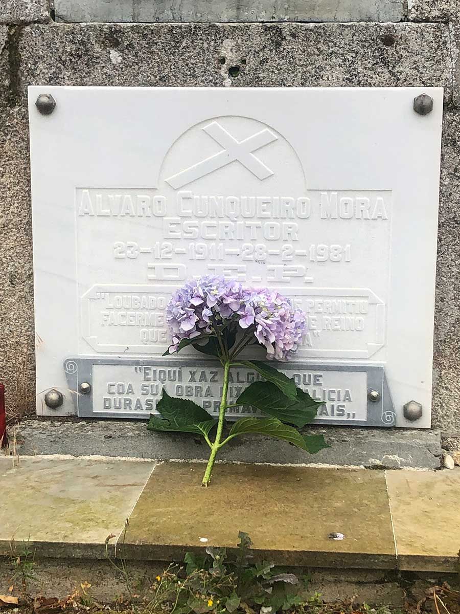 Una hortensia para Cunqueiro, en su última Morada en Mondoñedo