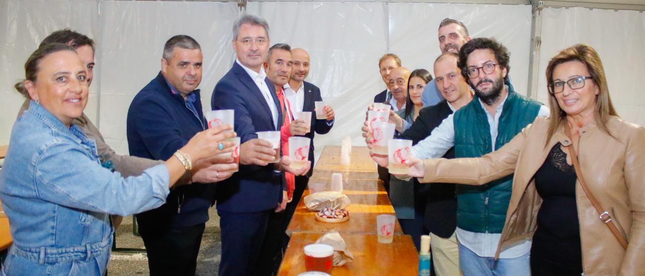 Los miembros de la Corporación, que el jueves brindaban por la Festa do Marisco, se "enfrentan" esta noche en el pleno de los presupuestos.
