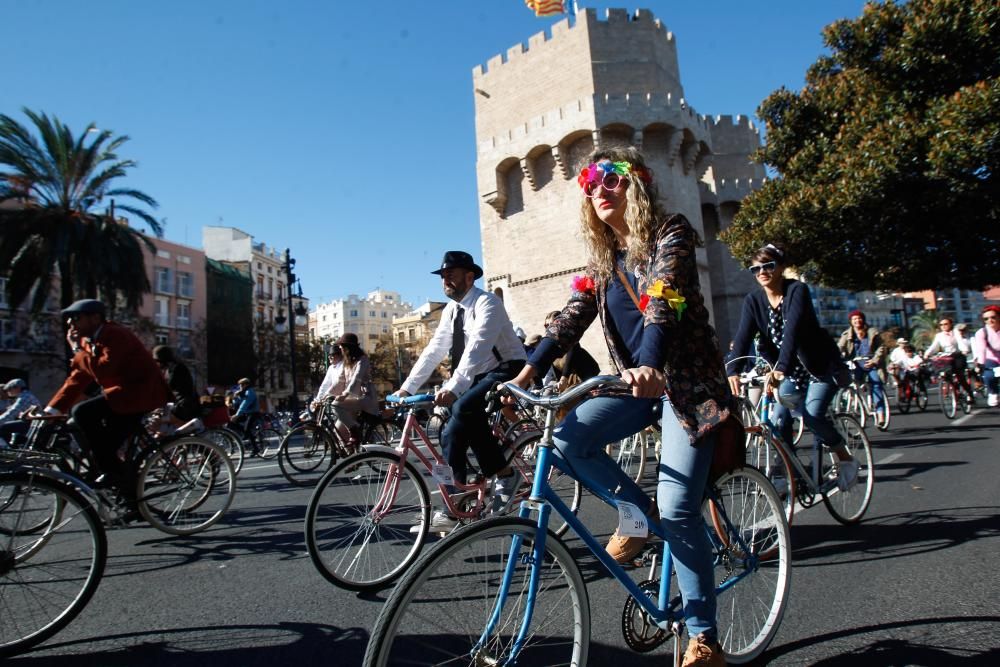 Encuentro de bicis antiguas y vestidos de época