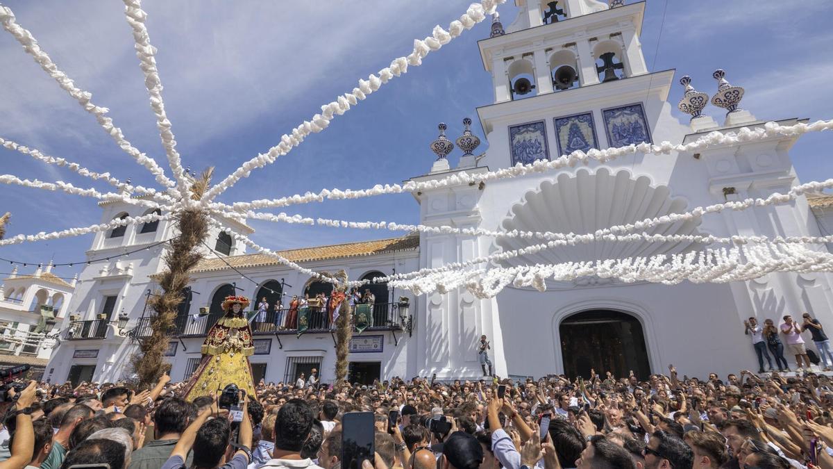 Miles de personas han participado este miércoles en la aldea de El Rocío en el acto central del denominado Rocío Chico.