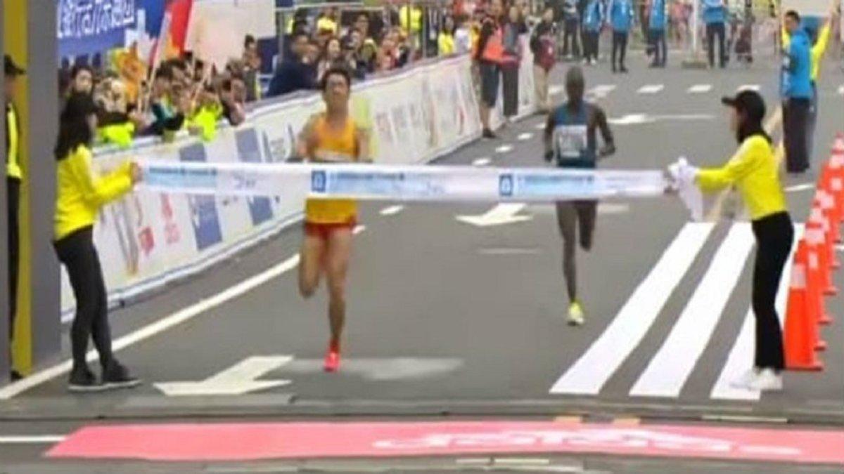 El chino Wu Xiangdong se caga encima a falta de 6 km en la Media Maratón de Shanghai | Atletas Info